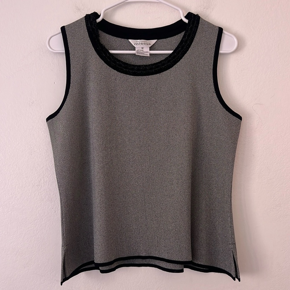 Exclusively Misook Tank Top Size Medium Black and White